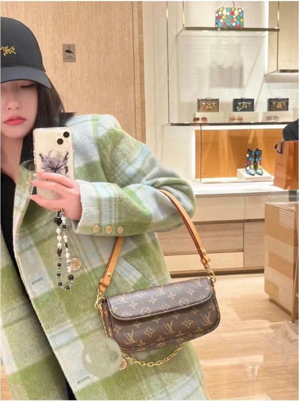 [루이비통] 모노그램 다이앤 사첼백 WALLET ON CHAIN IVY