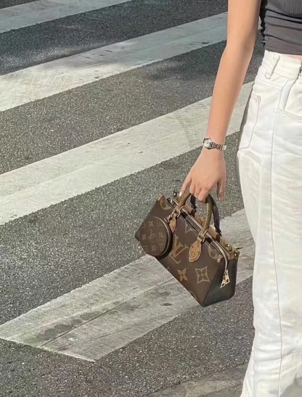 [루이비통] 온더고 토트백 ONTHEGO EAST WEST